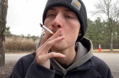 Лечение зависимости от табакокурения в Александровск-Сахалинском Мужчина с сигаретой делает затяжку